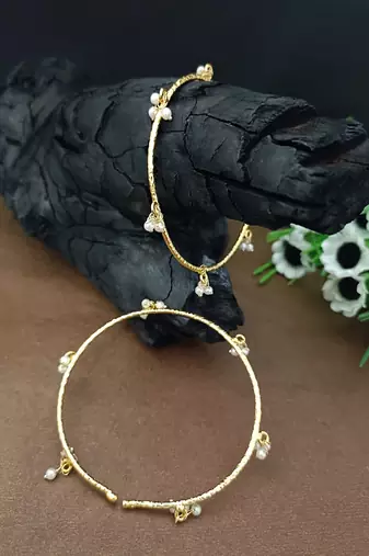 Set of 2 gold-plated adjustable bangles with pearl drop charms