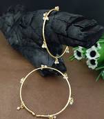 Set of 2 gold-plated adjustable bangles with pearl drop charms