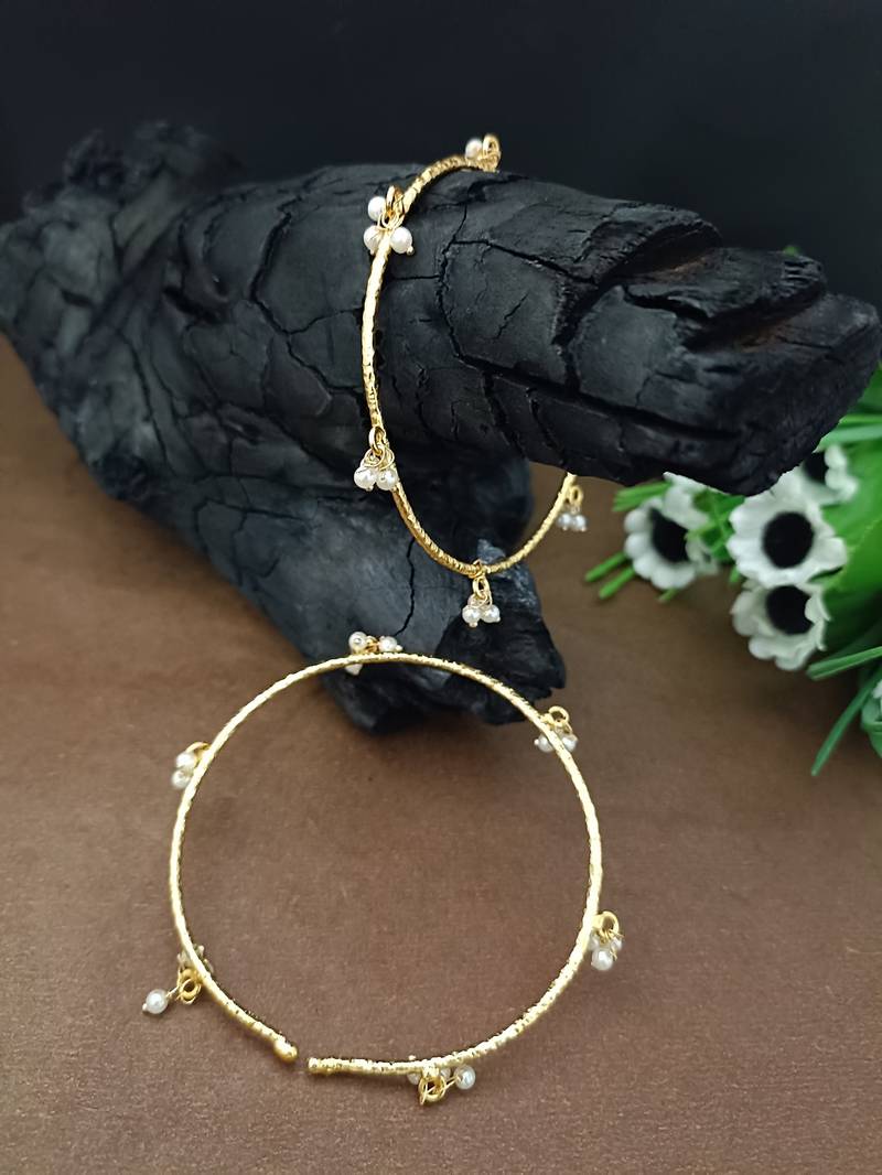 Set of 2 gold-plated adjustable bangles with pearl drop charms