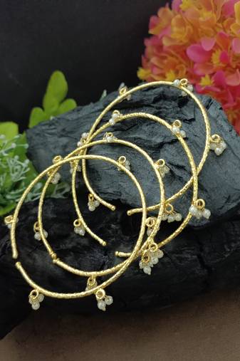Set of 4 gold-plated adjustable bangles with pearl drop charms
