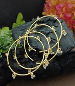 Set of 4 gold-plated adjustable bangles with pearl drop charms