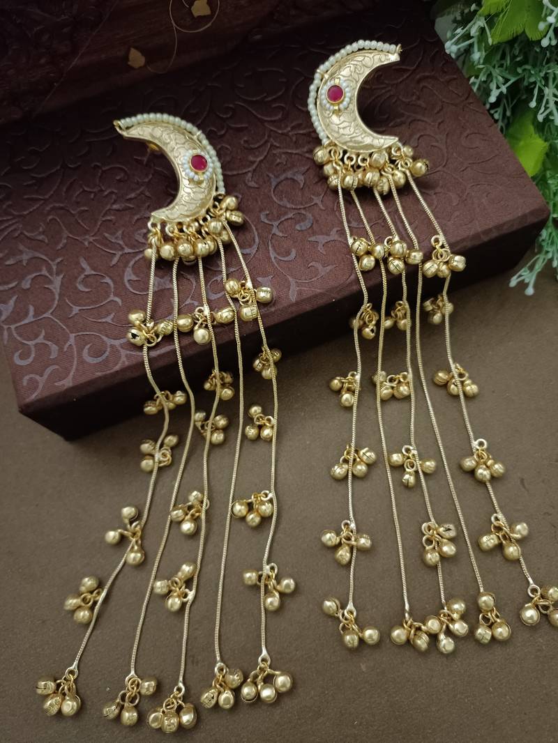 Gold plated pachi kundan & ghungaroo studded crescent  moon kashmiri red drop earrings vs105409