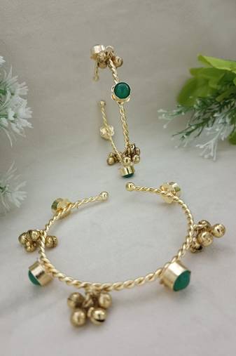 Women 2 brass kundan gold-plated bangle-style bracelet