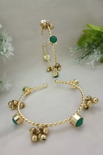 Women 2 brass kundan gold-plated bangle-style bracelet