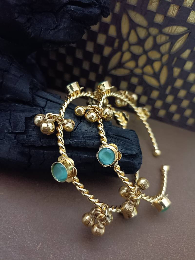 Women 2 brass kundan gold-plated bangle-style bracelet