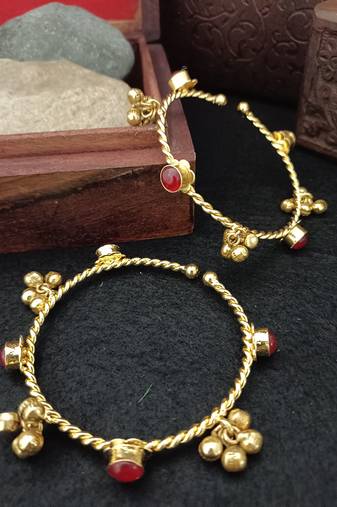 Women 2 brass kundan gold-plated bangle-style bracelet