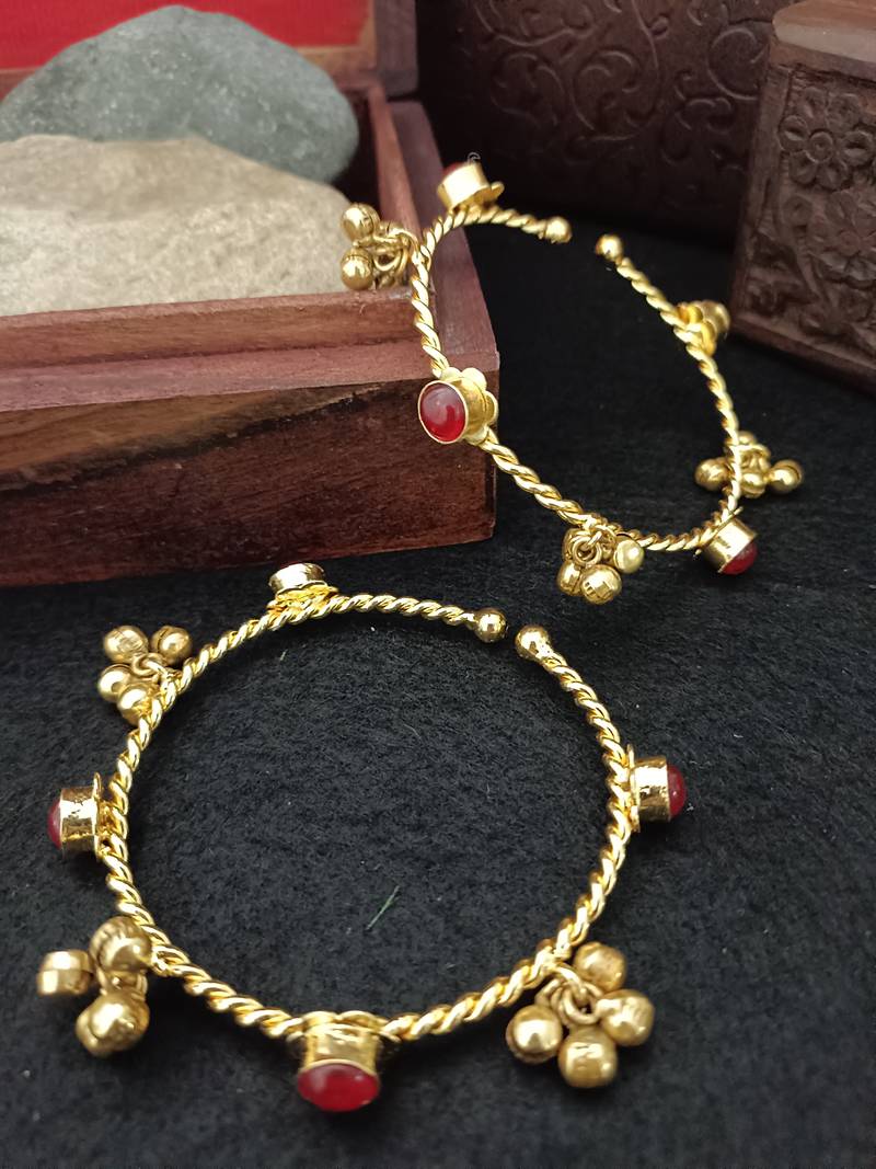 Women 2 brass kundan gold-plated bangle-style bracelet