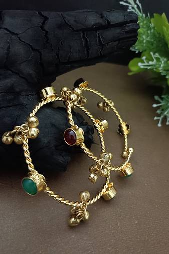 Women 2 brass kundan gold-plated bangle-style bracelet