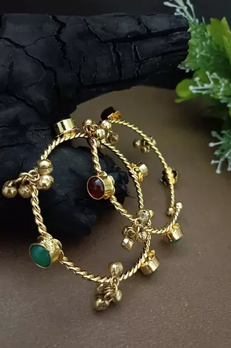 Women 2 brass kundan gold-plated bangle-style bracelet