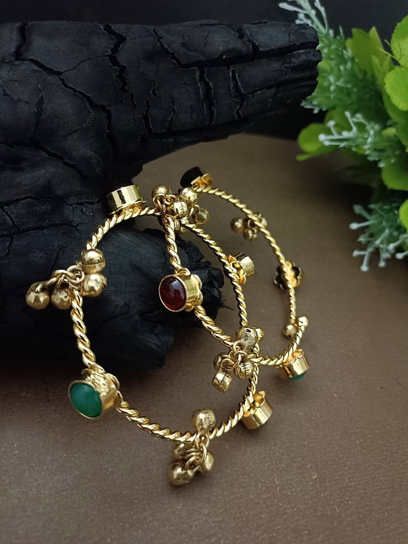 Women 2 brass kundan gold-plated bangle-style bracelet