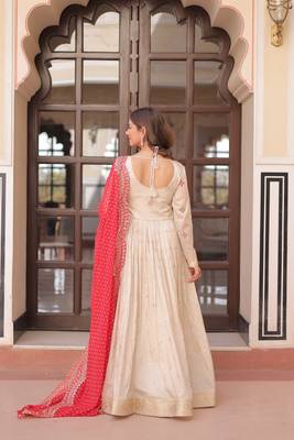 Off-white jacquard gown with red dupatta 5