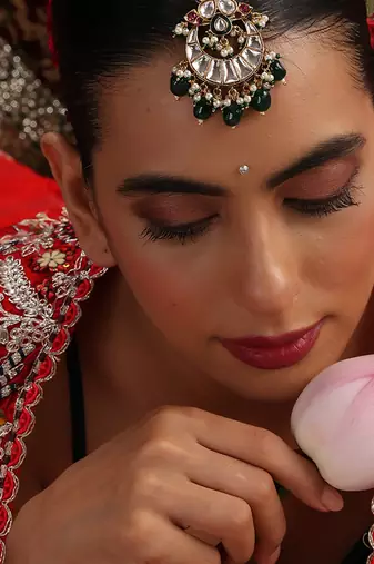 Gold plated kundan green stones maang tikka