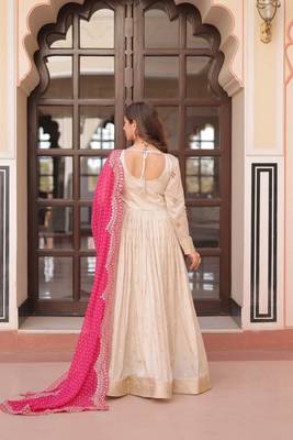 Off-white jacquard gown with pink dupatta 5