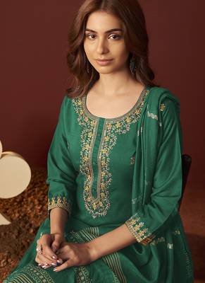 Green embroidered chinnon straight kurta set with dupatta 4