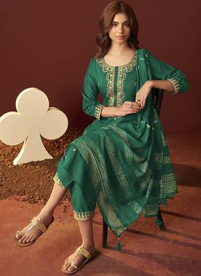 Green embroidered chinnon straight kurta set with dupatta 5