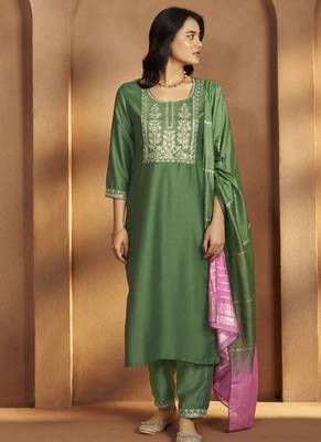 Green embroidered cotton blend straight kurta with dupatta 3