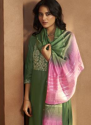 Green embroidered cotton blend straight kurta with dupatta 4