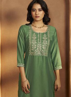Green embroidered cotton blend straight kurta with dupatta 5