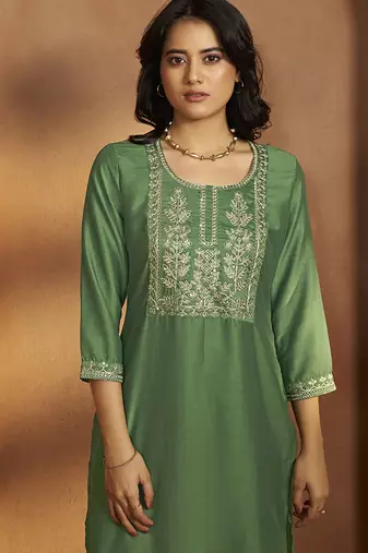 Green embroidered cotton blend straight kurta with dupatta
