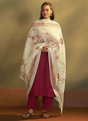 Red solid & printed cotton blend straight kurta set with printed dupatta 3