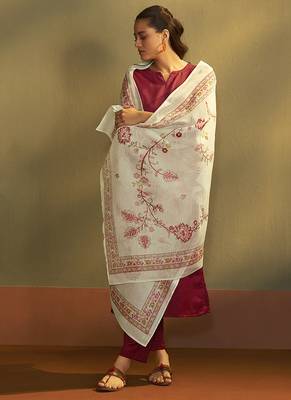 Red solid & printed cotton blend straight kurta set with printed dupatta 5