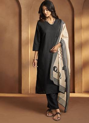 Black solid & printed cotton blend straight kurta set with printed dupatta 3