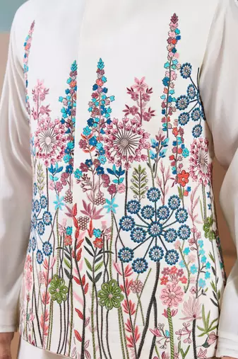 WHITE SILK PREMIUM THREAD & SEQUINS EMBROIDERED WORK WEDDING FESTIVAL PARTY WEAR STRAIGHT KURTA WITH JACKE AND PANT