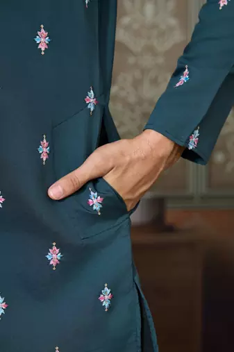 GREEN SILK PREMIUM THREAD & SEQUINS EMBROIDERED WORK WEDDING FESTIVAL PARTY WEAR STRAIGHT KURTA WITH JACKE AND PANT