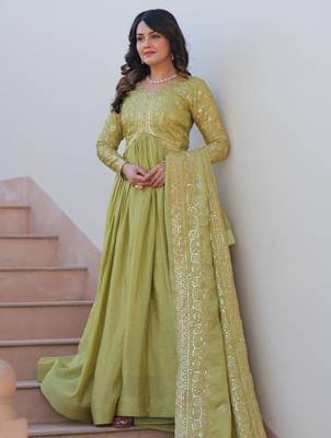 Tantalizing Pista Green Organza Mehendi Wear Gown With Dupatta 3
