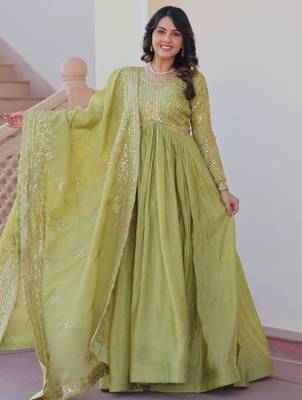 Tantalizing Pista Green Organza Mehendi Wear Gown With Dupatta 4