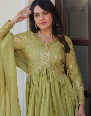 Tantalizing Pista Green Organza Mehendi Wear Gown With Dupatta 6