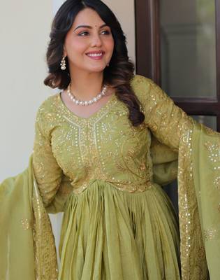 Tantalizing Pista Green Organza Mehendi Wear Gown With Dupatta 7