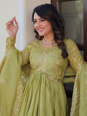 Tantalizing Pista Green Organza Mehendi Wear Gown With Dupatta 8