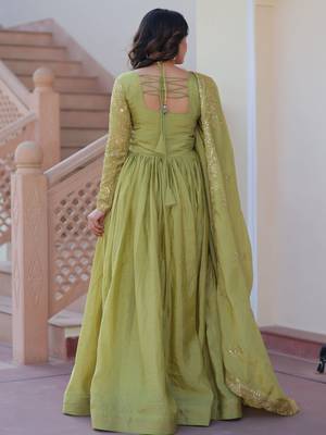 Tantalizing Pista Green Organza Mehendi Wear Gown With Dupatta 9