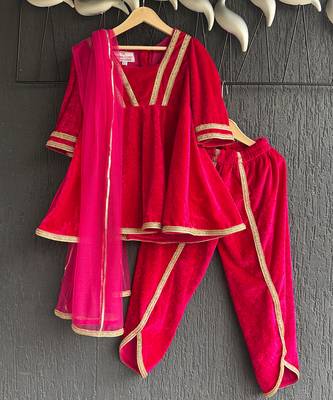 Red embroidered velvet kurta set 1