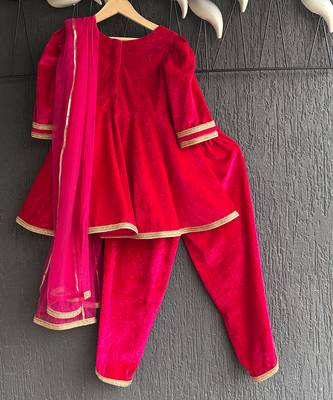Red embroidered velvet kurta set 2