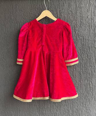 Red embroidered velvet kurta set 3