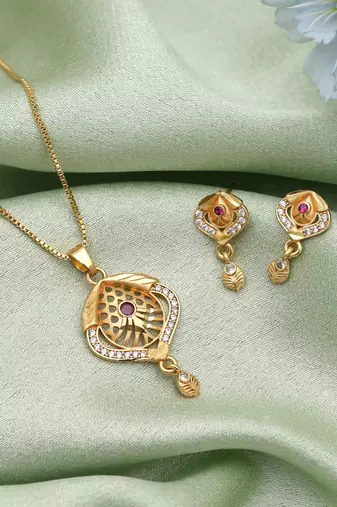 Gold color fashion chain pendant with earring