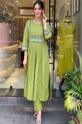 green embroidered cotton kurta and pant 2