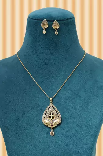Gold color chain pendant with earring
