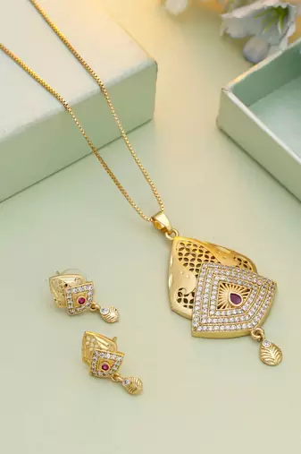 Gold color chain pendant with earring