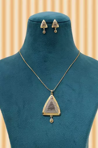 Gold color chain pendant with earring