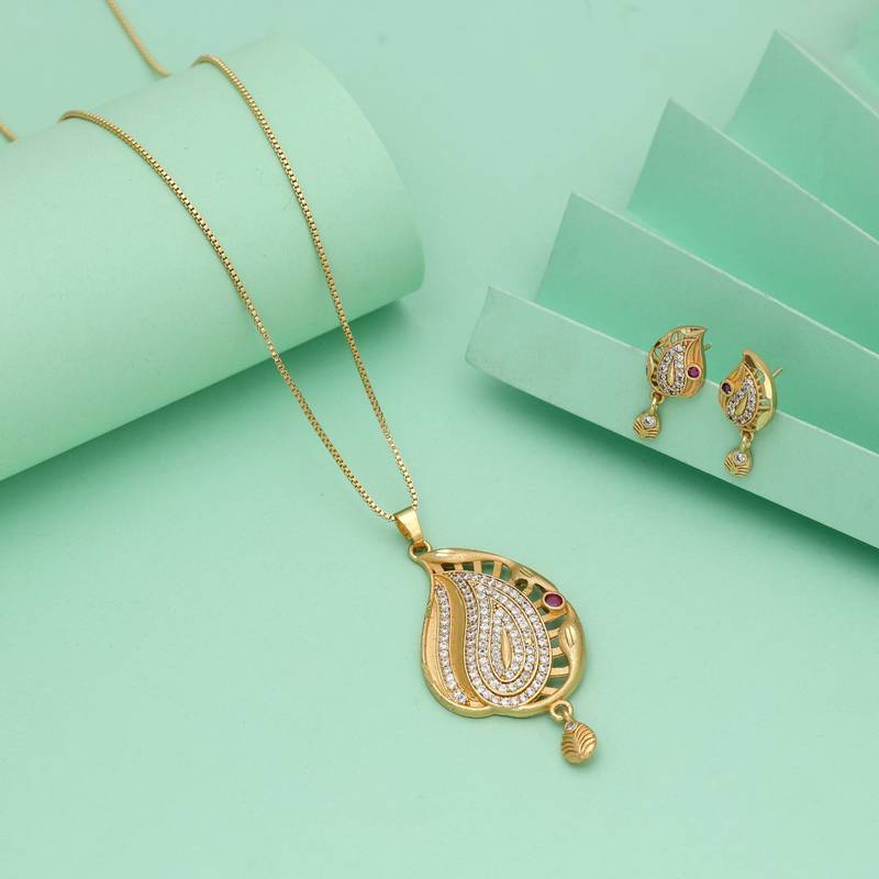 Gold color chain pendant with earring