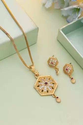 Gold color chain pendant with earring