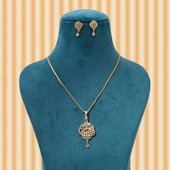 Gold color chain pendant with earring 2