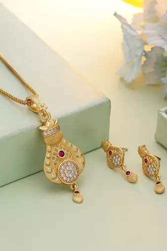 Gold color chain pendant with earring