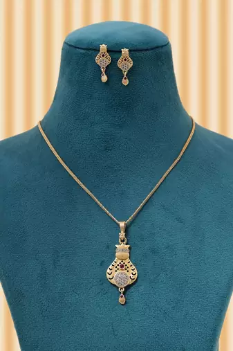 Gold color chain pendant with earring