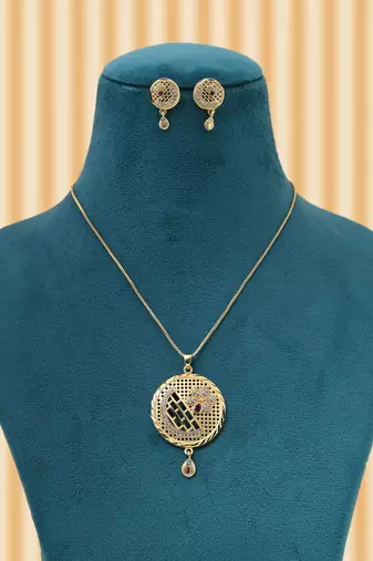 Gold color chain pendant with earring