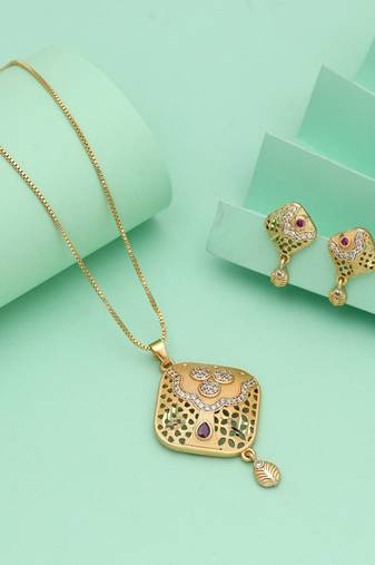 Gold color chain pendant with earring