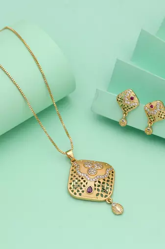 Gold color chain pendant with earring